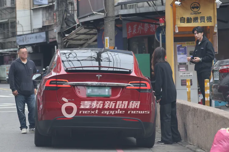 林郁婷（右）繳完停車費，經紀人準備上車。特勤中心攝