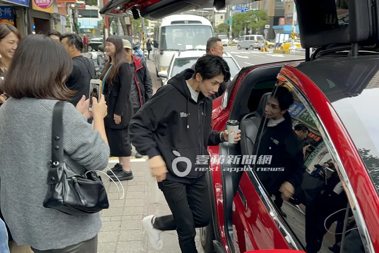 林郁婷工作結束後上666萬元的紅色特斯拉，鷗翼門展開相當霸氣。特勤中心攝