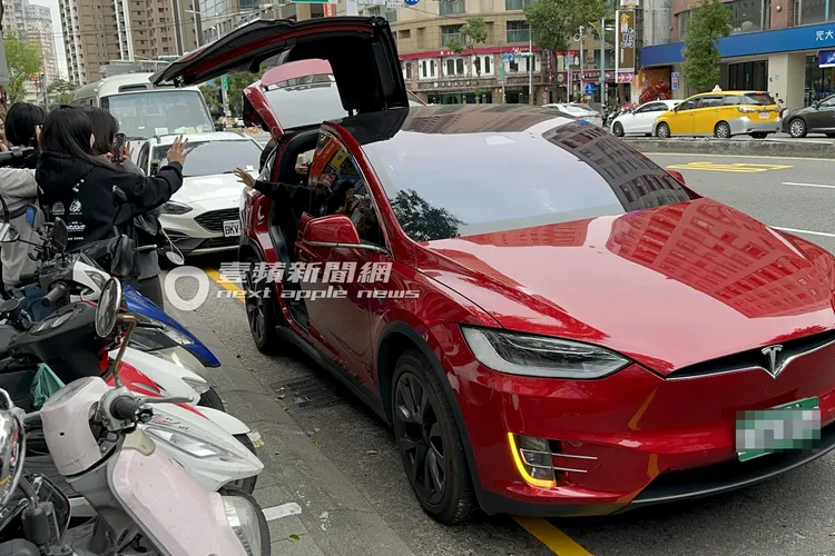 林郁婷與粉絲揮手道別，按下關門按鈕。特勤中心攝