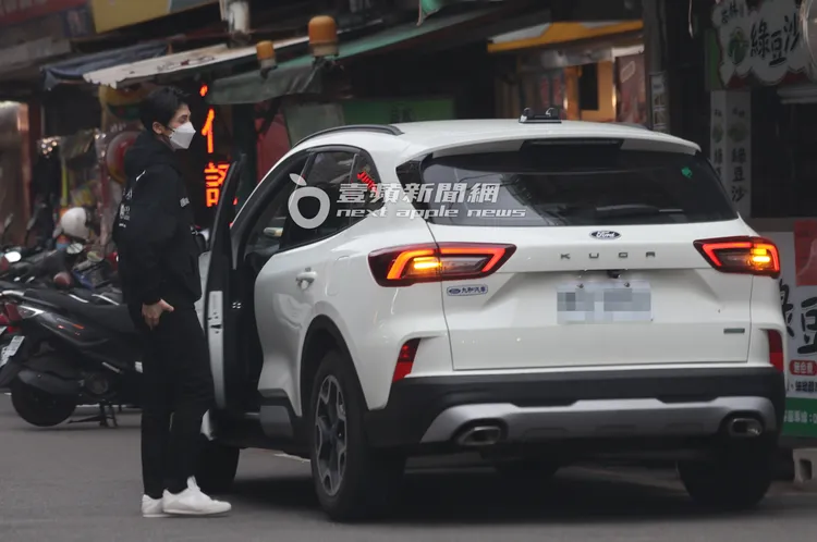 林郁婷辦完事後戴上口罩駕車離去。特勤中心攝