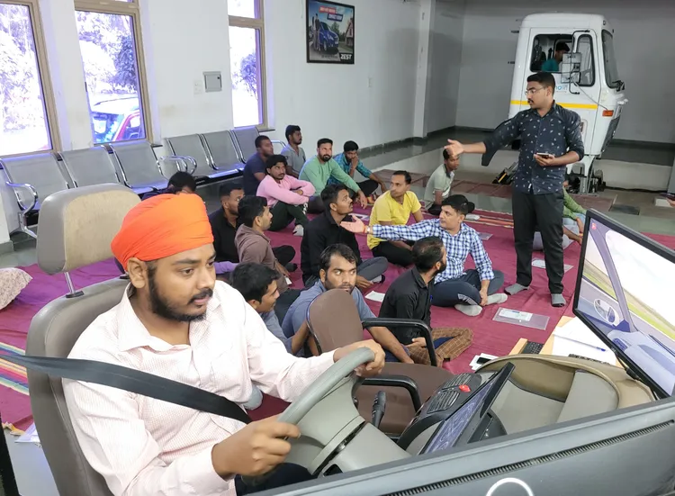 普利司通輪胎在印度的「Sarthi計畫」為來自社會經濟弱勢背景的失業青年提供重型機動車駕駛及道路安全教育的正式培訓。許多參與者完成培訓後成功就業，充分展現了該計畫的顯著影響力。普利司通輪胎提供