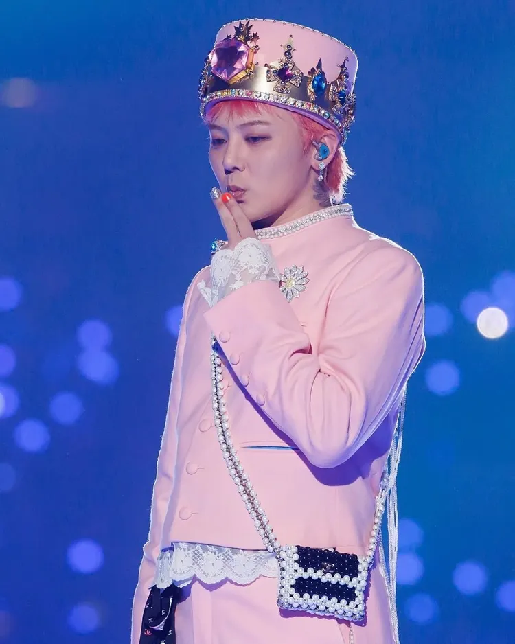 GD在MAMA表演舞台上一身破億的粉色穿搭，也掀起熱烈討論。翻攝jiyong.bgdrgn IG
