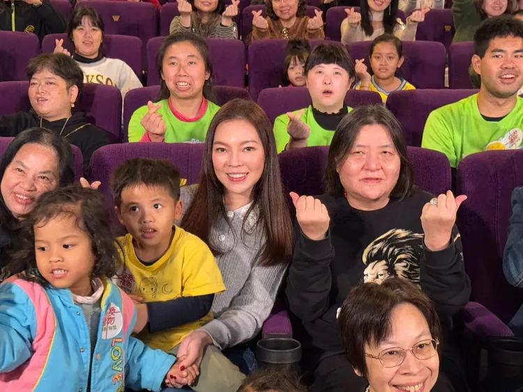 曾馨瑩和邱瓈寬合體。