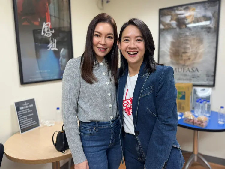 曾馨瑩（左）和曾寶儀合影。