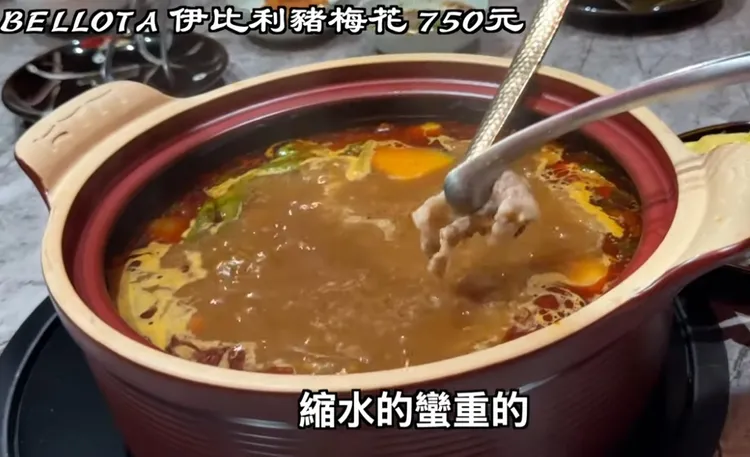 賤葆覺得豬梅花肉涮下去後縮水得蠻嚴重。翻攝賤葆YT