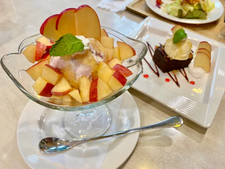 青森蘋果聖代（前）與布朗尼（後）。莊偉祺攝