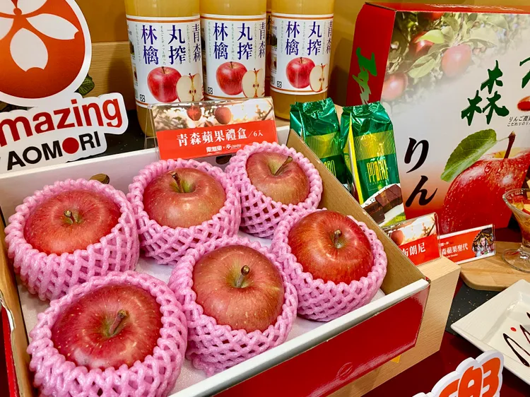 青森縣人氣伴手禮來台，包含使用金黃蘋果的「青森丸榨蘋果汁」及鮮果禮盒等。莊偉祺攝