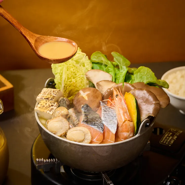 「味噌咖哩牛奶海鮮鍋」內含青森帆立貝、智利鮭魚與藍鑽蝦等。樂雅樂提供