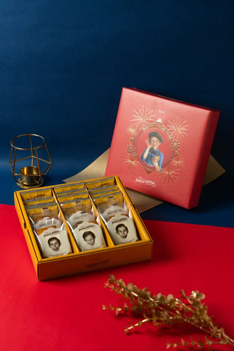 「The MAPLE MANIA 楓糖男孩」2025蛇年新春限定18入禮盒，外包裝以象徵熱情明媚的喜氣紅為主色。業者提供
