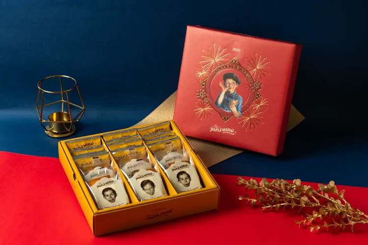 「The MAPLE MANIA 楓糖男孩」2025蛇年新春限定18入禮盒，售價1020元，內含「楓糖奶油夾心餅乾」12入，「楓糖費南雪」6入。業者提供