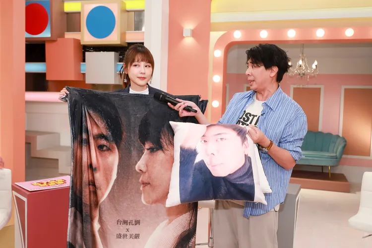 嚴立婷（左）拿到「台灣孔劉」梁赫群的抱枕和毛毯，立馬翻白眼。民視提供