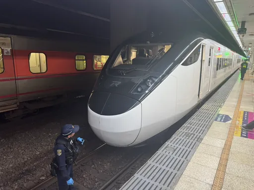 台鐵又傳落軌！6旬男遭自強號撞上　卡車底「無生命危險」送醫