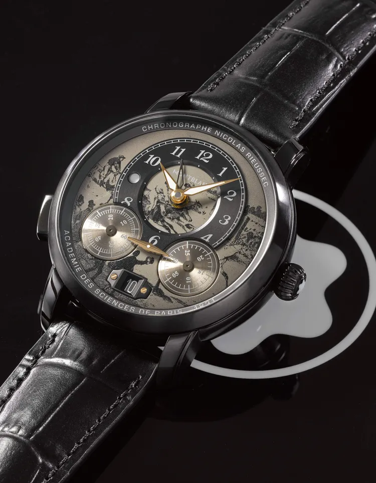 萬寶龍明星傳承系列Nicolas Rieussec計時腕錶，43mm，黑色類鑽碳鍍膜精鋼拋光錶殼，米色錶盤，可替換的黑色鱷魚皮紋小牛皮錶帶，MONTBLANC自製機芯MB R200，動力儲存72小時，防水深度50米，全球限量1只。品牌提供