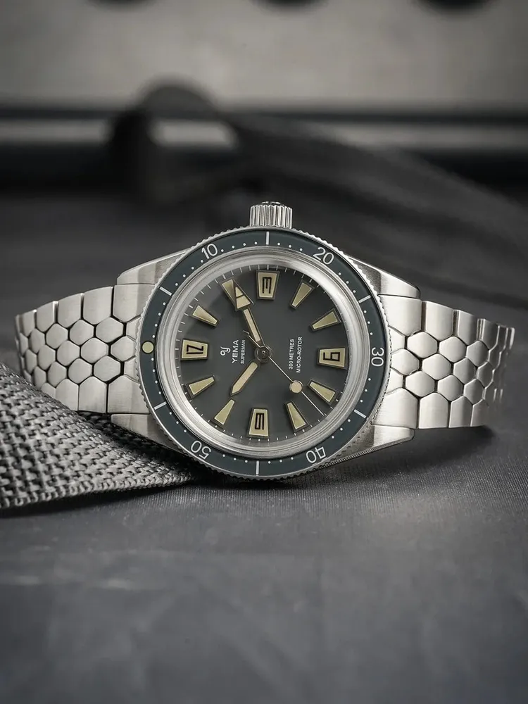 YEMA Skin Diver Slim CMM.20//FADE GHOST限量版，39mm，拉絲鋼錶殼，深灰色錶盤，Scales Slim錶帶，品牌自製微型自動盤機芯，動力儲存70小時，防水深度300米，限量500只，9萬8800元。品牌提供