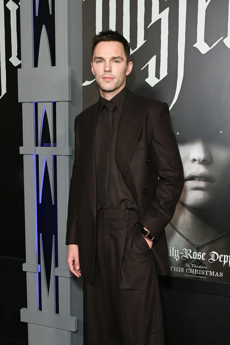 英國男演員Nicholas  Hoult近日出席電影首映會，選戴積家Reverso Tribute Chronograph翻轉系列計時腕錶。品牌提供