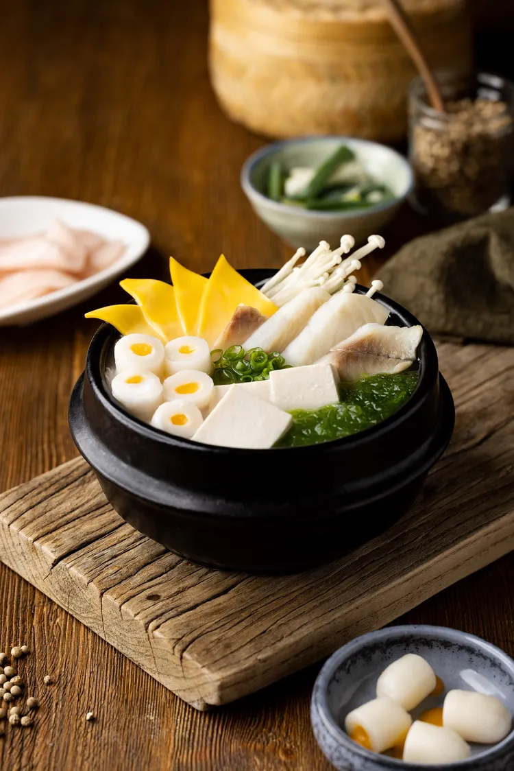 涓豆腐海菜起司年糕鮮魚嫩豆腐煲388元。業者提供