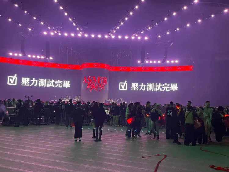 張惠妹成功唱完整場《三天三夜》後，大螢幕顯示「壓力測試完畢」，讓人會心一笑。讀者提供