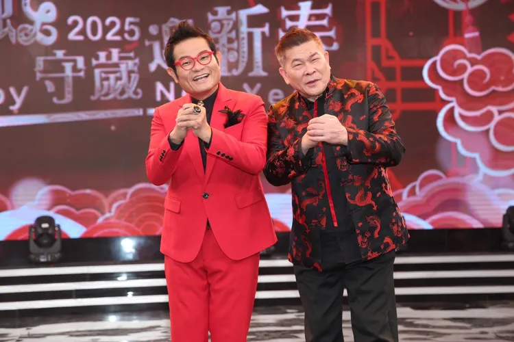 許效舜（左）和澎洽洽今天進棚錄除夕特別節目。攝影中心攝