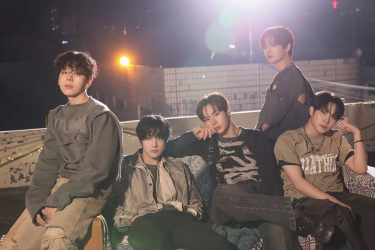 WEi首度來台5缺1，2025年2月15、16日在台北CORNER MAX開唱。翻攝WEi X（推特）