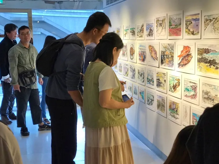 民眾欣賞許叁陸畫作。文化局提供