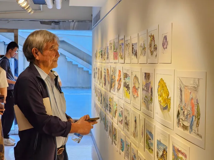 民眾欣賞許叁陸畫作。文化局提供