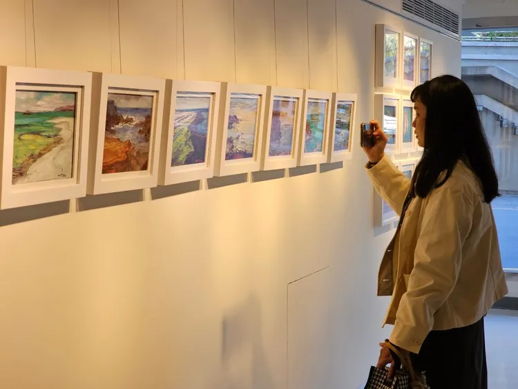 許叁陸說故鄉澎湖七美的美麗畫不完。文化局提供