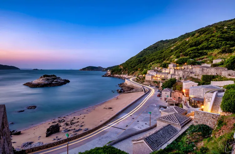 入住媲美希臘海漁村風情的芹壁舊聚落，「馬祖南北竿3日」5980元起。業者提供