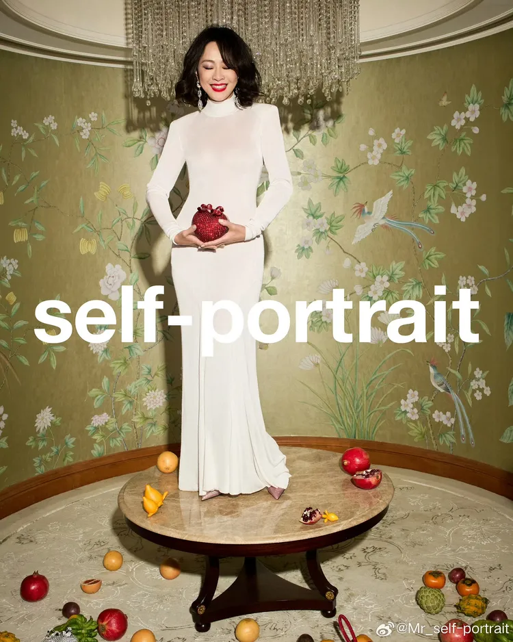 劉嘉玲拍攝self-portrait形象照。翻攝self-portrait微博