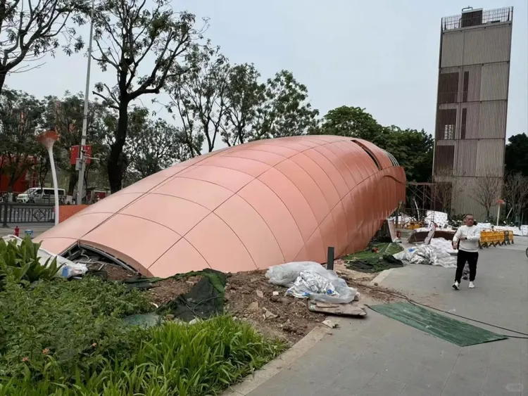 地鐵站延伸入土，民眾形容走入地鐵站有如「入土為安」。翻攝微博/花地灣地鐵站