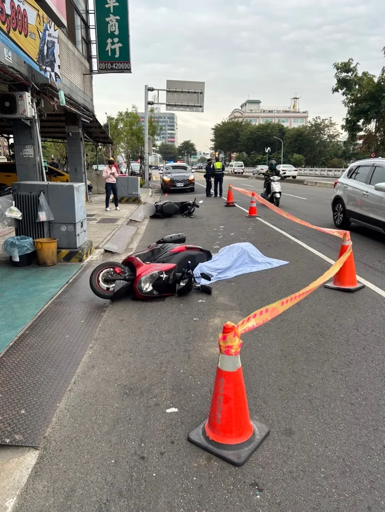 2輛機車擦撞倒地，63歲男騎士被公車輾過慘死，18歲女騎士逃過一劫。民眾提供