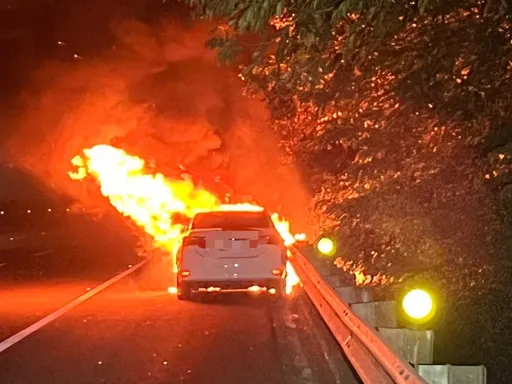 國1死亡車禍!女開車撞貨車再撞護欄火燒車 後座母身亡