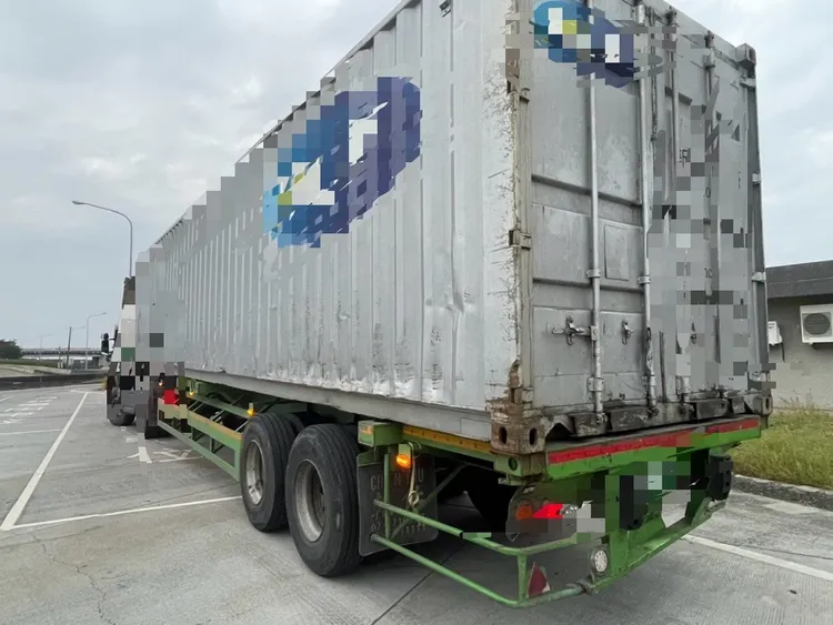 轎車追撞前方貨車後，失控衝撞護欄，再釀火燒車意外。民眾提供