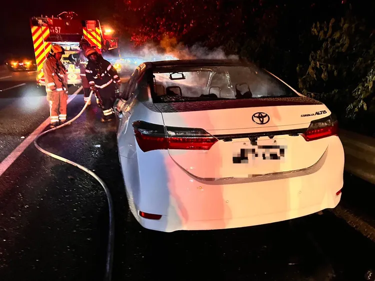 轎車並非自撞，而是擦撞貨車後才撞護欄起火燃燒。民眾提供