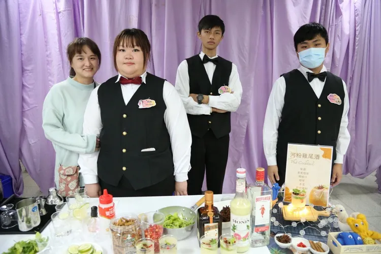 餐飲管理學程學生分成三大組別各展神通，讓越南師生吃得滿意，有回家的感覺。校方提供