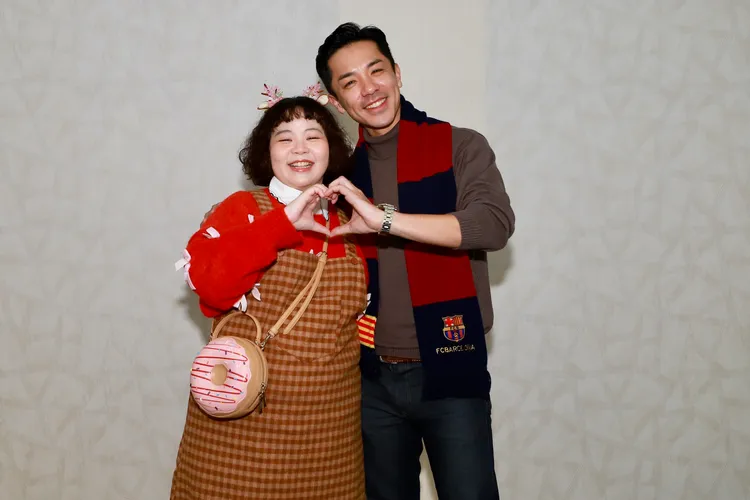 宮美樂（右）和楊皓威戲裡角色討喜。民視提供