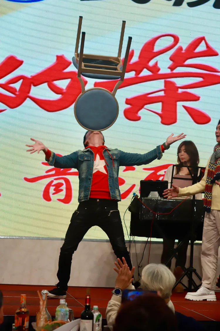 何豪傑上台表演頂椅子，全場驚呼。民視提供