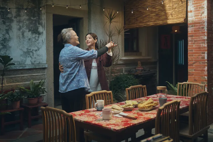 郭雪芙（右）和奶奶洪慧芳祖孫感情深厚。大川大立提供