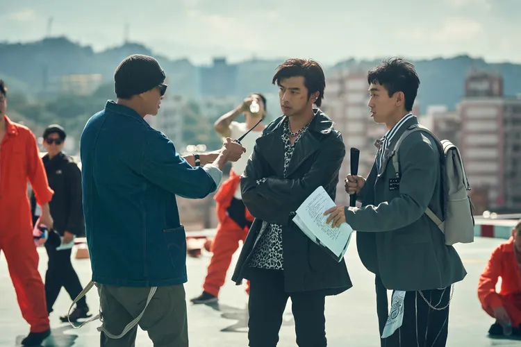 何潤東（左起）客串「導演」一角，與陳柏霖起衝突。大川大立提供