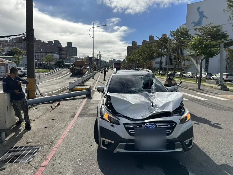 小客車為傾倒的限高架砸中車頭毀損。蘆竹警分局提供