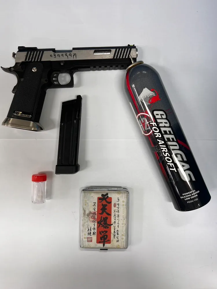 警方在林男車內搜出K他命毒品及瓦斯槍。民眾提供