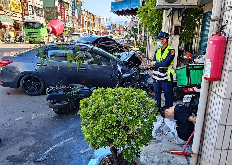 台中市東區自由路、進德路口發生1死3輕重傷車禍，肇事者林姓男子（右坐地者）酒測值高達0.98毫克。資料照片