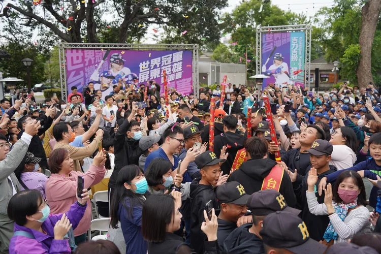 屏東縣政府16日下午在勝利星村舉辦「世界冠軍屏東英雄見面會」。縣府提供