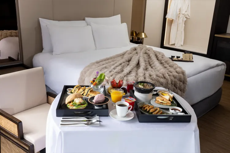 專案入住精緻客房可在客房內享用在地特色早餐，包含速食界南霸天的丹丹漢堡與70年老店老江紅茶等。天成集團提供