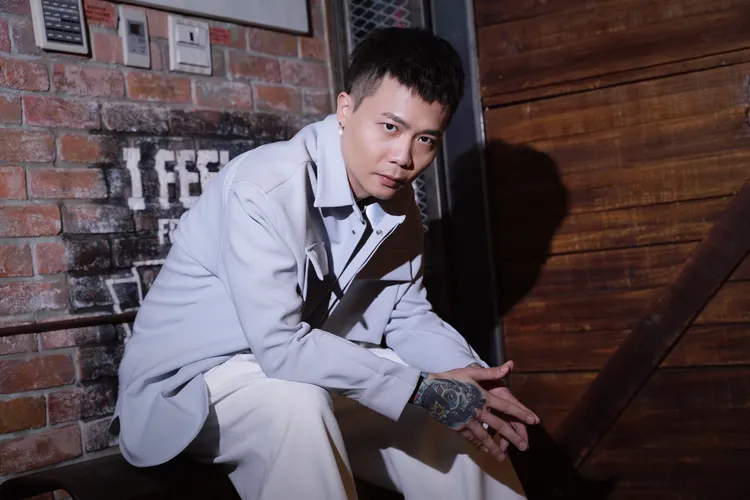 蕭秉治走過憂鬱症與低潮，重新燃起好好活著的力量，身上背負的傷疤也成就了更完整的自己。彭欣偉攝