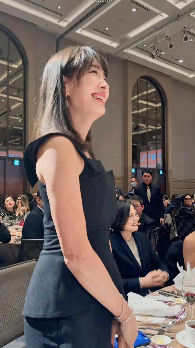 賈永婕陪老公出席常春藤晚宴，與蔡英文同桌。翻攝賈永婕臉書