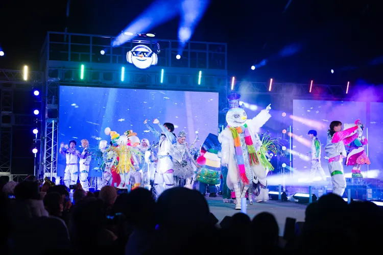 除了「電音冰霜雪人」園區內的人氣角色如小小兵、Hello Kitty等也會身穿聖誕衣裝上台同樂。S.H攝