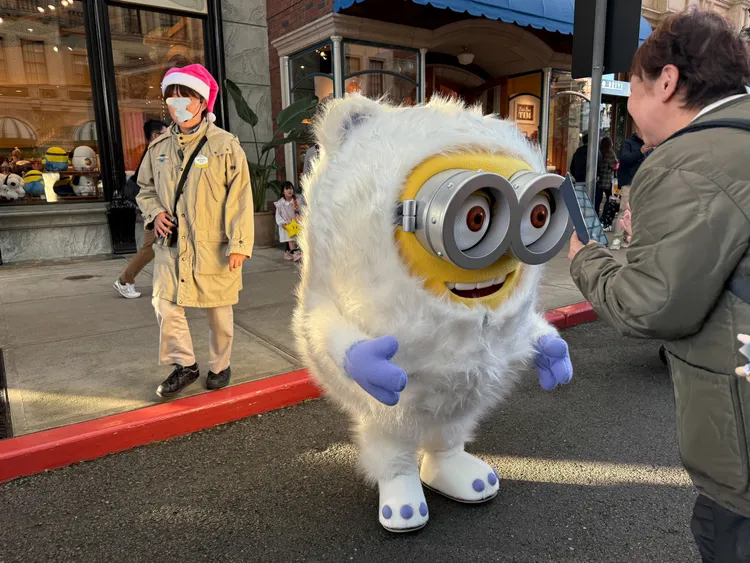 超可愛的小小兵們換上聖誕新裝開心迎賓。S.H.攝