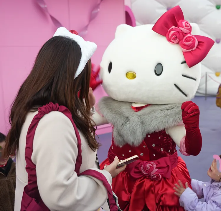 Hello Kitty換上華麗的聖誕服裝在「環球奇境」與旅客開心合照。S.H.攝
