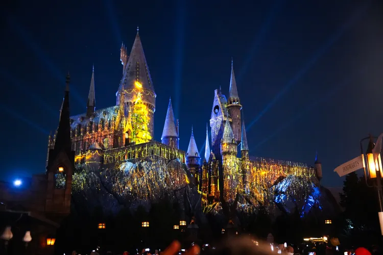歡慶「哈利波特魔法世界」開園10周年，睽違5年的「霍格華茲魔法之夜-冬季魔法」城堡燈光秀再度華麗登場。S.H.攝