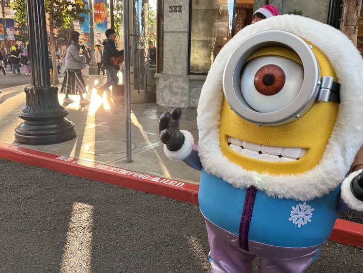 超可愛的小小兵們換上聖誕新裝開心迎賓。S.H.攝